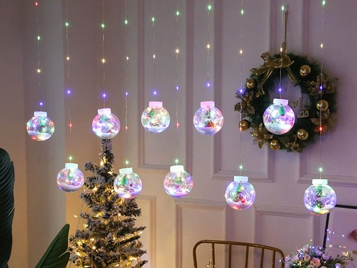 Cortina luz calida con esfera de decorada luz multicolor 